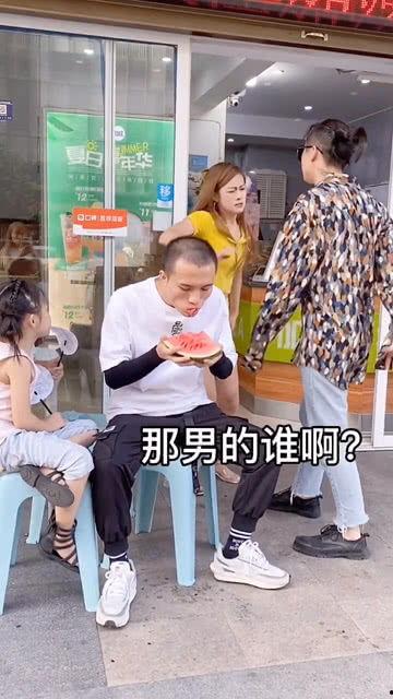 情侣吵架保安吃瓜视频,保安成“吃瓜群众”现场直播