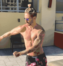 吃瓜纹身腹肌男,纹身背后的故事