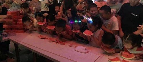 来夜市吃瓜群众,吃瓜群众欢聚一堂