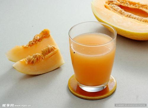 吃哈密瓜嘴边红,一嘴红润，尽享夏日清新