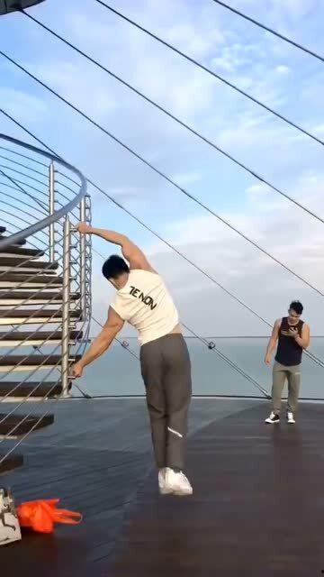 情侣在海边吃瓜,情侣共享瓜果乐趣