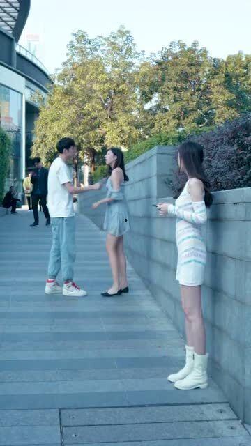 韩国情侣吵架吃瓜,甜蜜变味，网友热议