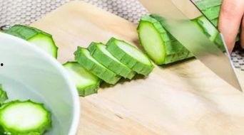 夏瓜蘸着吃,夏瓜蘸酱，尽享美味时光